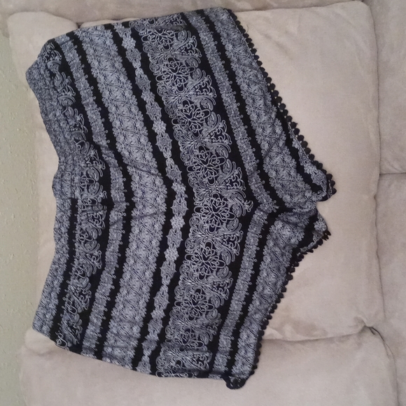 🖤🤍SOFT SHORTS🖤🤍 - Picture 3 of 5